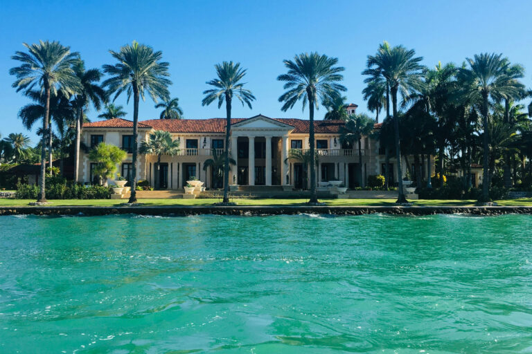Ein riesiges Haus an der Bucht von Miami