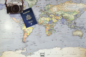 Eine Weltkarte, darauf ein US-Pass und eine Kamera