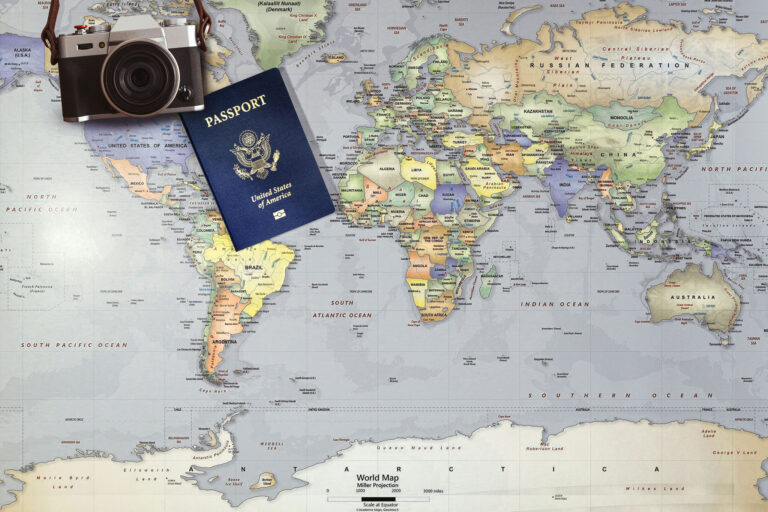 Eine Weltkarte, darauf ein US-Pass und eine Kamera