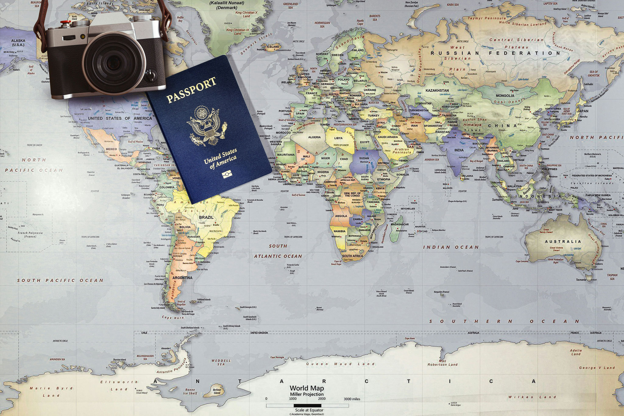 Eine Weltkarte, darauf ein US-Pass und eine Kamera